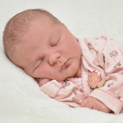 Das Foto zeigt einen schlafenden Säugling. Das Bild ist ein Symbofoto für unsere Dienstleistung Beurkundung einer Geburt.