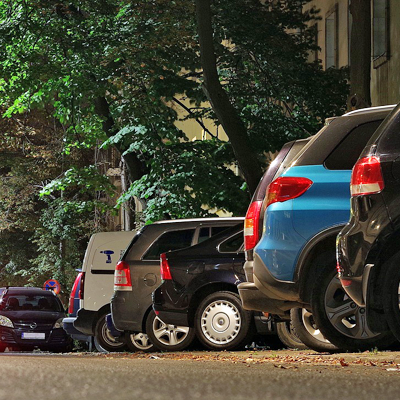 Das Bild zeigt geparkte Fahrzeuge auf einem Seitenstreifen.