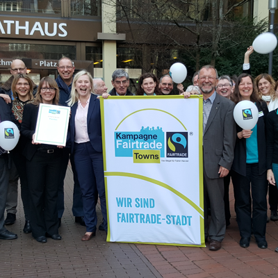 Das Foto zeigt einige Gründerinnen und Gründer der Fairtrade-Initiative in Frechen.