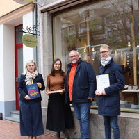 v.l.n.r Bürgermeisterin Susanne Stupp gemeinsam mit Goldschmiedin Sevinc Abdeddaim, Gewinner Christian Burda und Philipp Schlenkert