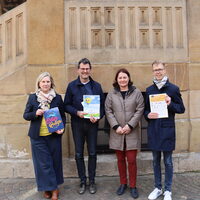 v.l.n.r Bürgermeisterin Susanne Stupp gemeinsam mit Sponsor Jürgen Bürger, Gewinnerin Susann Timme und Philipp Schlenkert