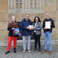 v.l.n.r Bürgermeisterin Susanne Stupp gemeinsam mit dem Gewinner des Reisegutscheins Raphael Illig, Sponsorin Frau Wagner und Philipp Schlenkert