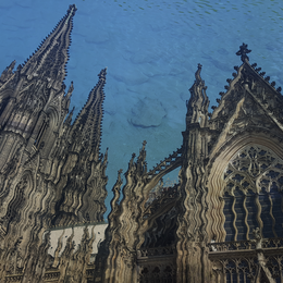 Bild zeigt Kölner Dom mit Wasser im Hintergrund