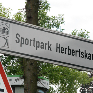 Auf dem Foto ist die Hinweisbeschilderung zum Sportpark Herbertskaul zu erkennen.