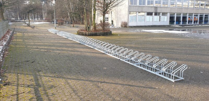 Das Bild zeigt die 120 neuen Fahrradständer auf dem Schulhof des Städtischen Gymnasiums
