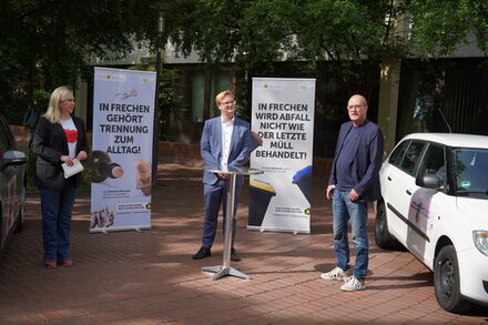 Das Bild zeigt v.l.n.r. Bürgermeisterin Susanne Stupp, Technischer Beigeordneter Robert Lehmann und den Geschäftsführer der Werbeagentur honeymilkpepper, Dirk Eßer.