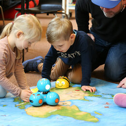 Kinder spielen auf einer Weltkarte