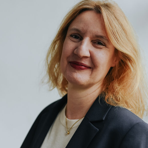 Claudia Böttcher auf weißem Hintergrund