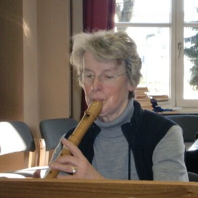 Cilly Greis spielt Flöte