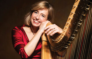 Konstanze Jarczyk mit Harfe