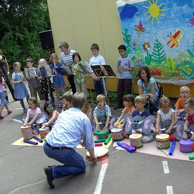 Kindergartenkinder spielen Musikinstrumente und singen