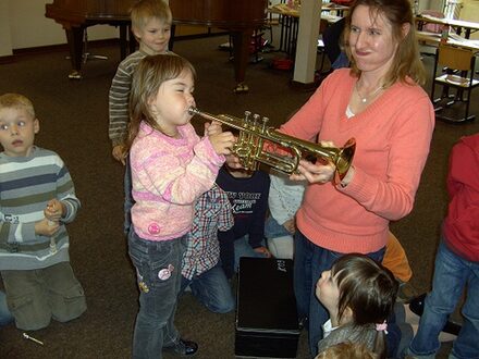 Ein Kind spielt Trompete