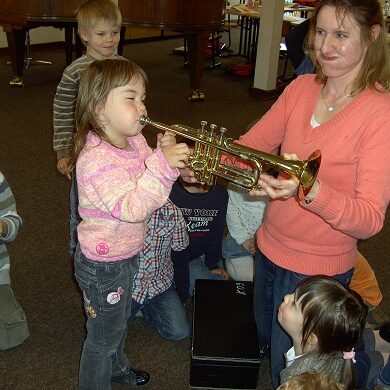 Ein Kind spielt Trompete