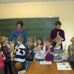 Eine Gruppe von Kindern lernt das Blockflötespielen
