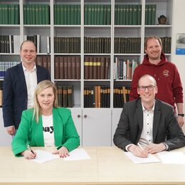 Bürgermeisterin Stupp und Schulleiter Küper unterzeichnen die Kooperationsvereinbarung.