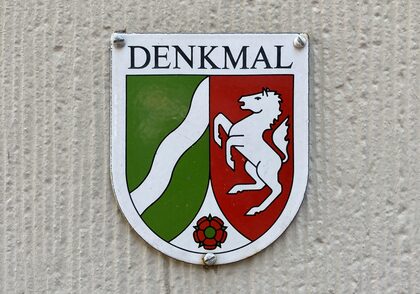 Plakette "Denkmal" mit Wappen der Landes NRW