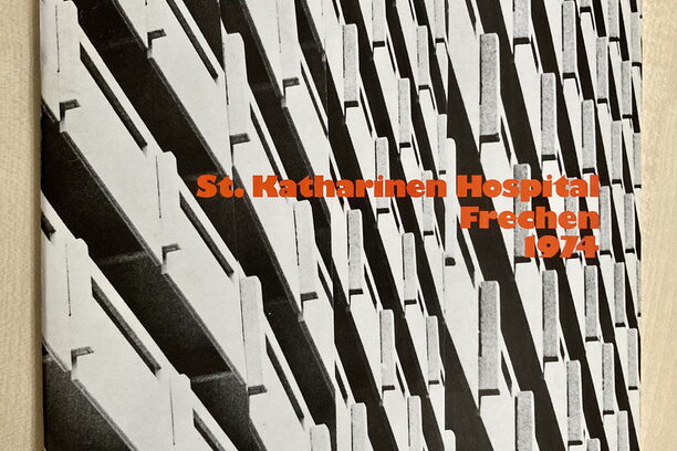 Schwarz-weißes Cover der Publikation mit orangener Aufschrift "St. Katharinen Hospital Frechen 1974"