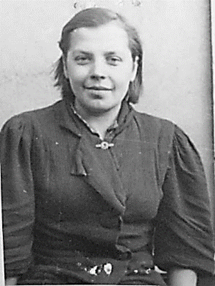 Schwarz-weißes Bild einer Frau mit schulterlangen Haaren