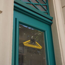 Das Bild zeigt die blaue Eingangstür des Stadtarchivs.