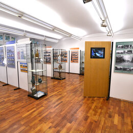 Das Bild zeigt den Ausstellungsraum "Raum der Stadtgeschichte", ausgestattet mit Stellwänden und Vitrinen