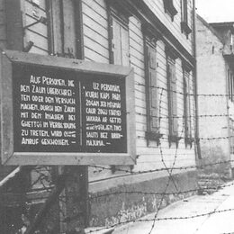 Zaun mit Warnschild vor dem Ghetto Riga