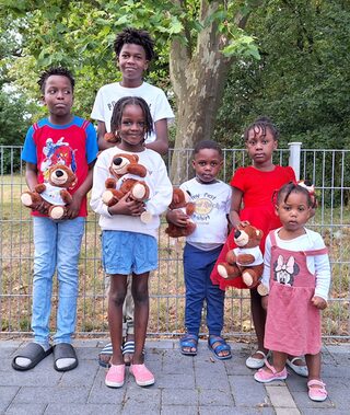 Flüchtlingskinder Klosterstr. mit Teddybären