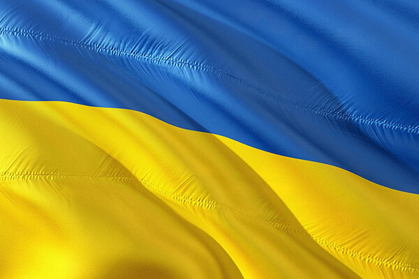 Das Symbolbild zeigt die Flagge der Ukraine im Wind.