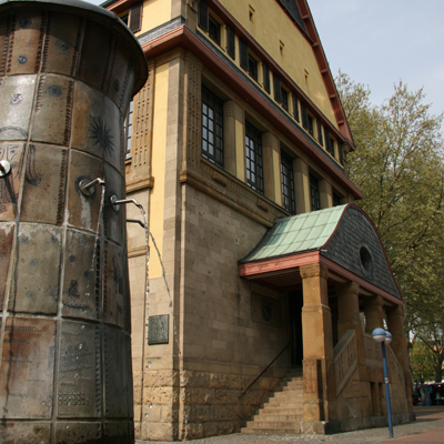 Das Symbolbild zeigt das Alte Rathaus und den Brunnen auf dem Rathausplatz.