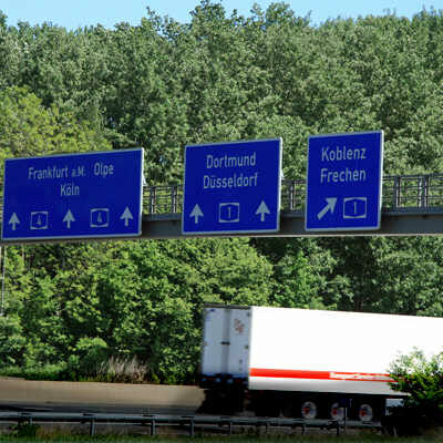 Die Aufnahme zeigt einen Streckenabschnitt der Autobahn A4 mit den Hinweisschilder nach Frechen und zur Autobahn A1.